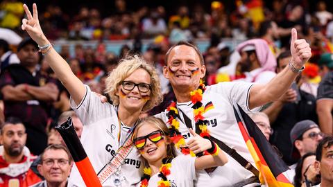 Drei deutsche Fans bei der WM in Katar.