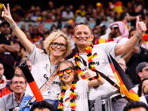 Drei deutsche Fans bei der WM in Katar.