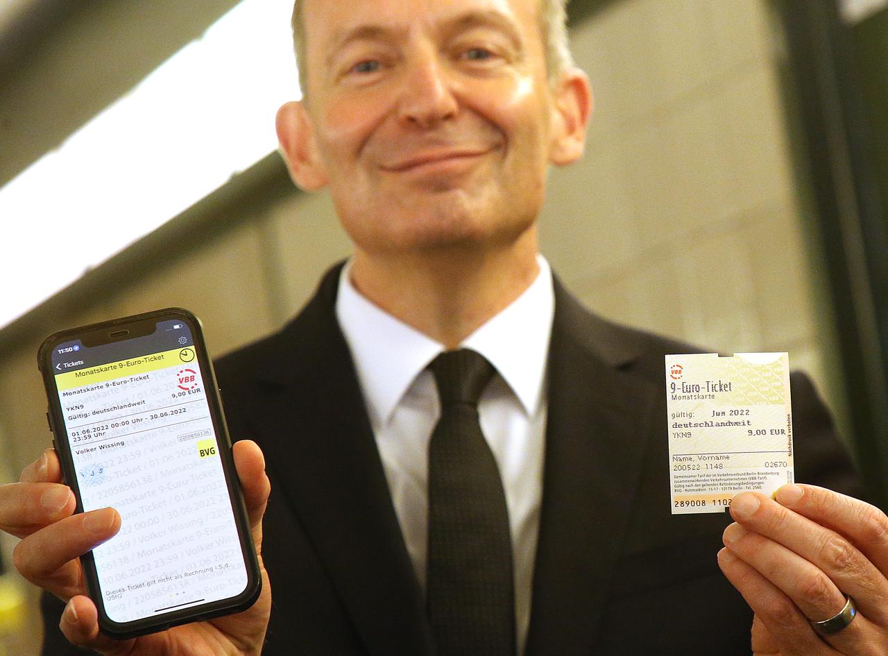Volker Wissing (FDP), Bundesverkehrsminister, mit dem 9-Euro-Monatsticket -  per App und als Fahrschein.