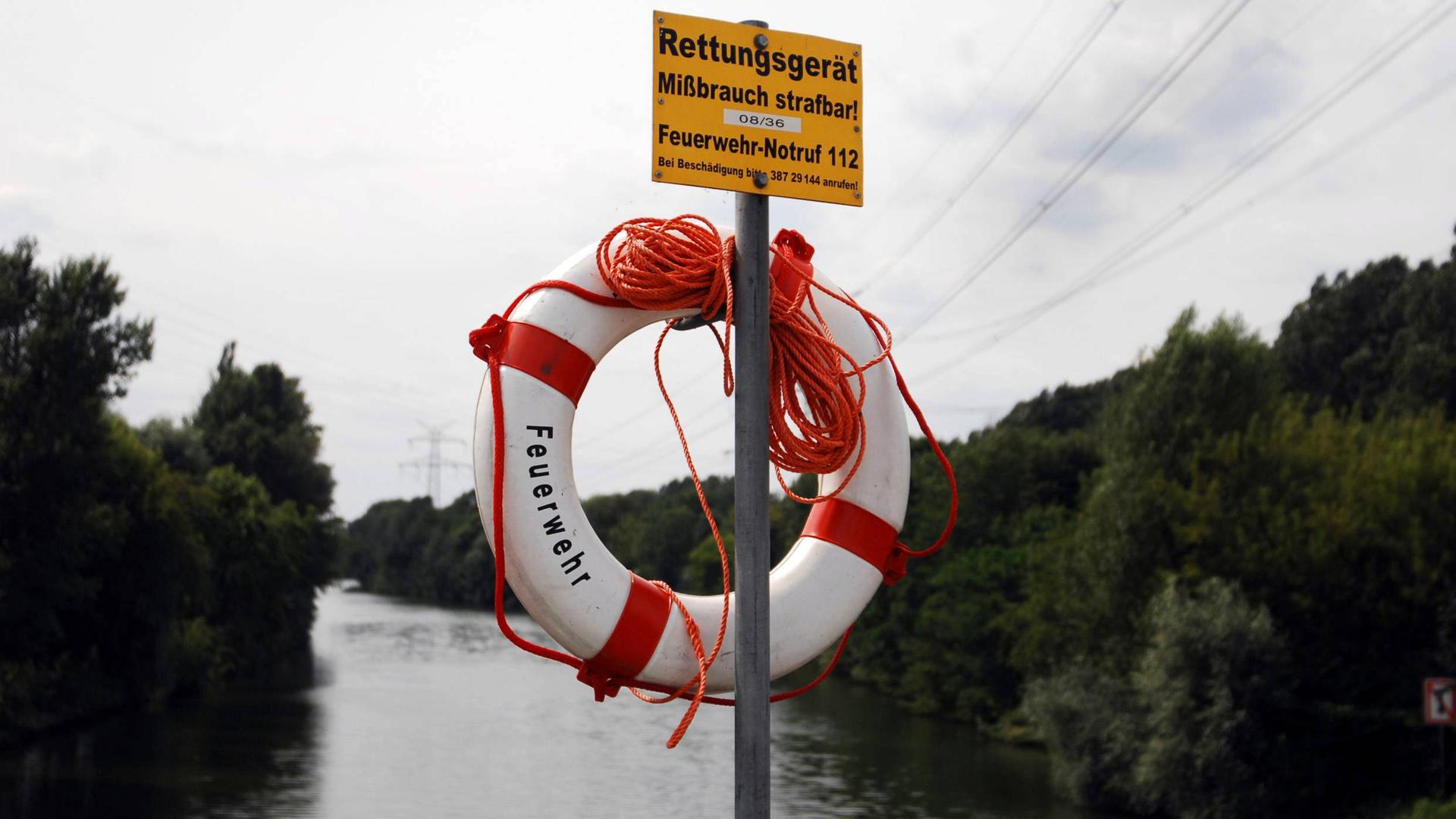 Ein Rettungsring der Feuerwehr an einem Gewässer. 