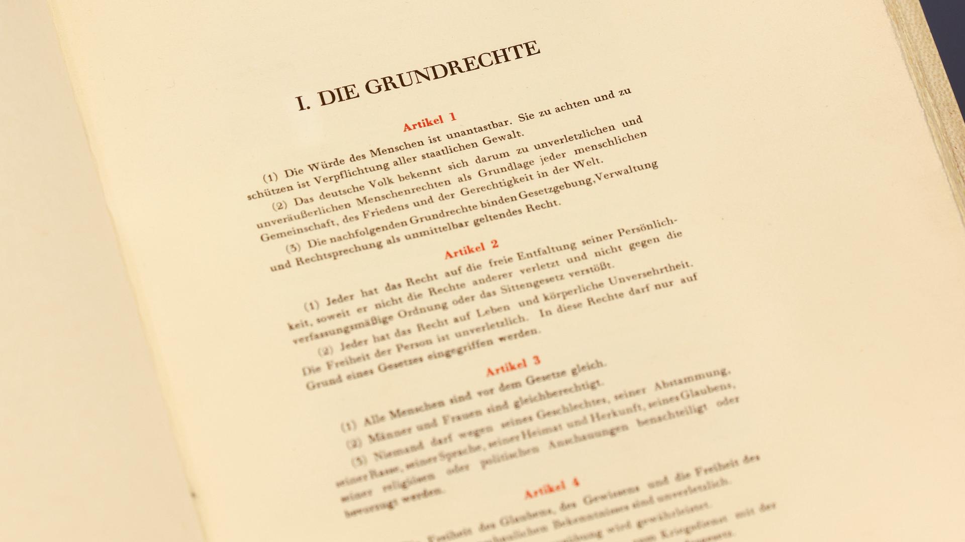 In der Originalausgabe des Grundgesetzes der Bundesrepublik Deutschland ist die Seite mit den ersten vier Artikel der Grundrechte aufgeschlagen