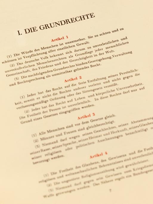 In der Originalausgabe des Grundgesetzes der Bundesrepublik Deutschland ist die Seite mit den ersten vier Artikel der Grundrechte aufgeschlagen