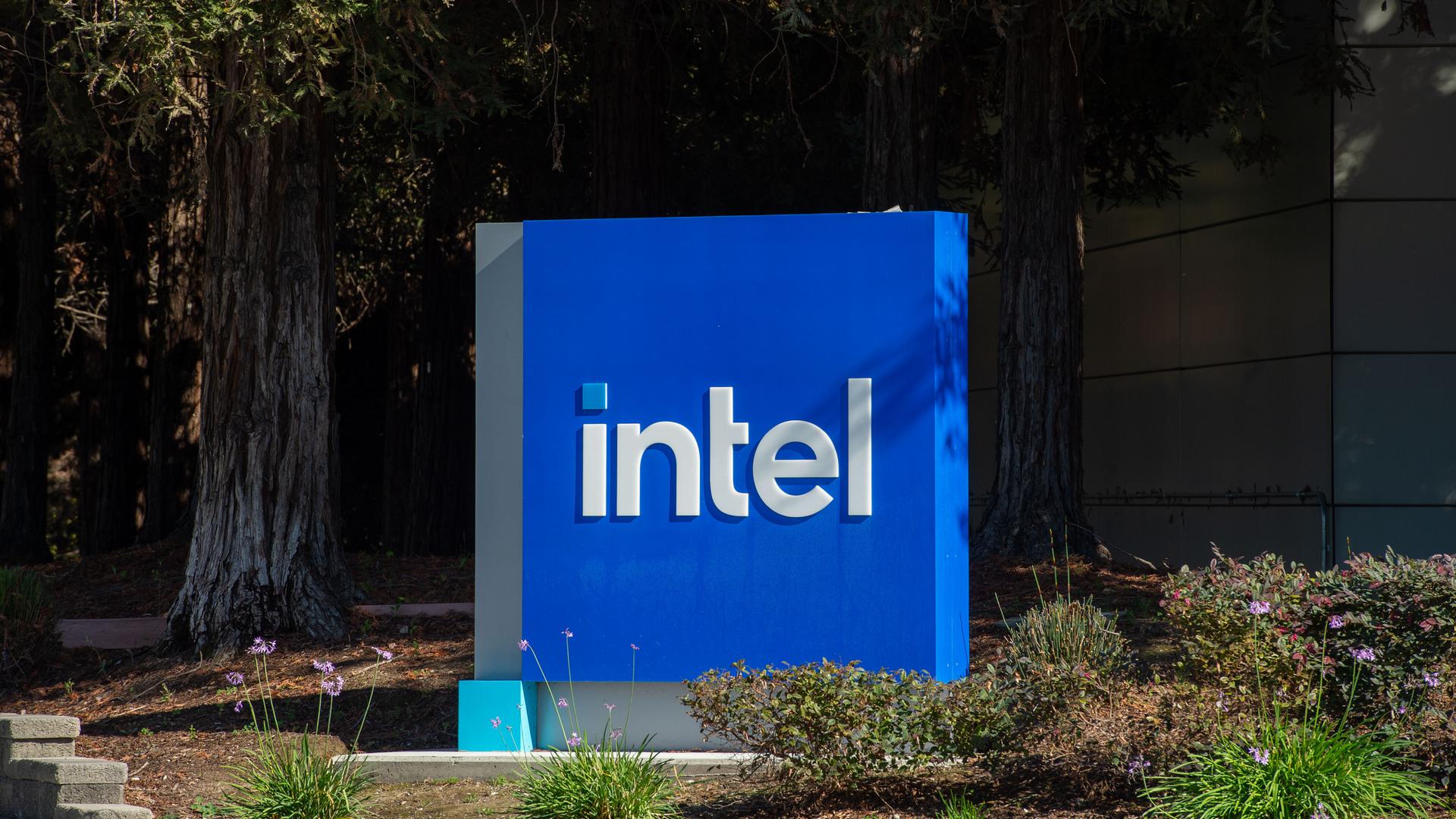 Das blau-weiße Logo von Intel ist am Hauptquartier des Chipkonzerns zu sehen.