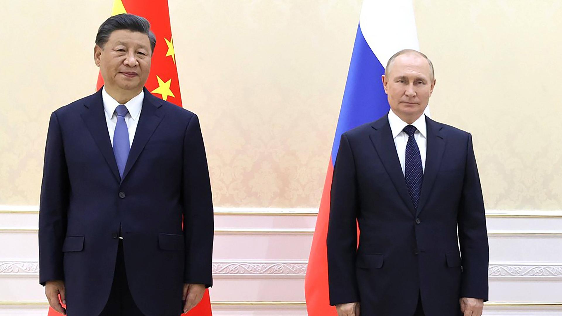 Xi Jinping und Wladimir Putin vor ihren Landesflaggen