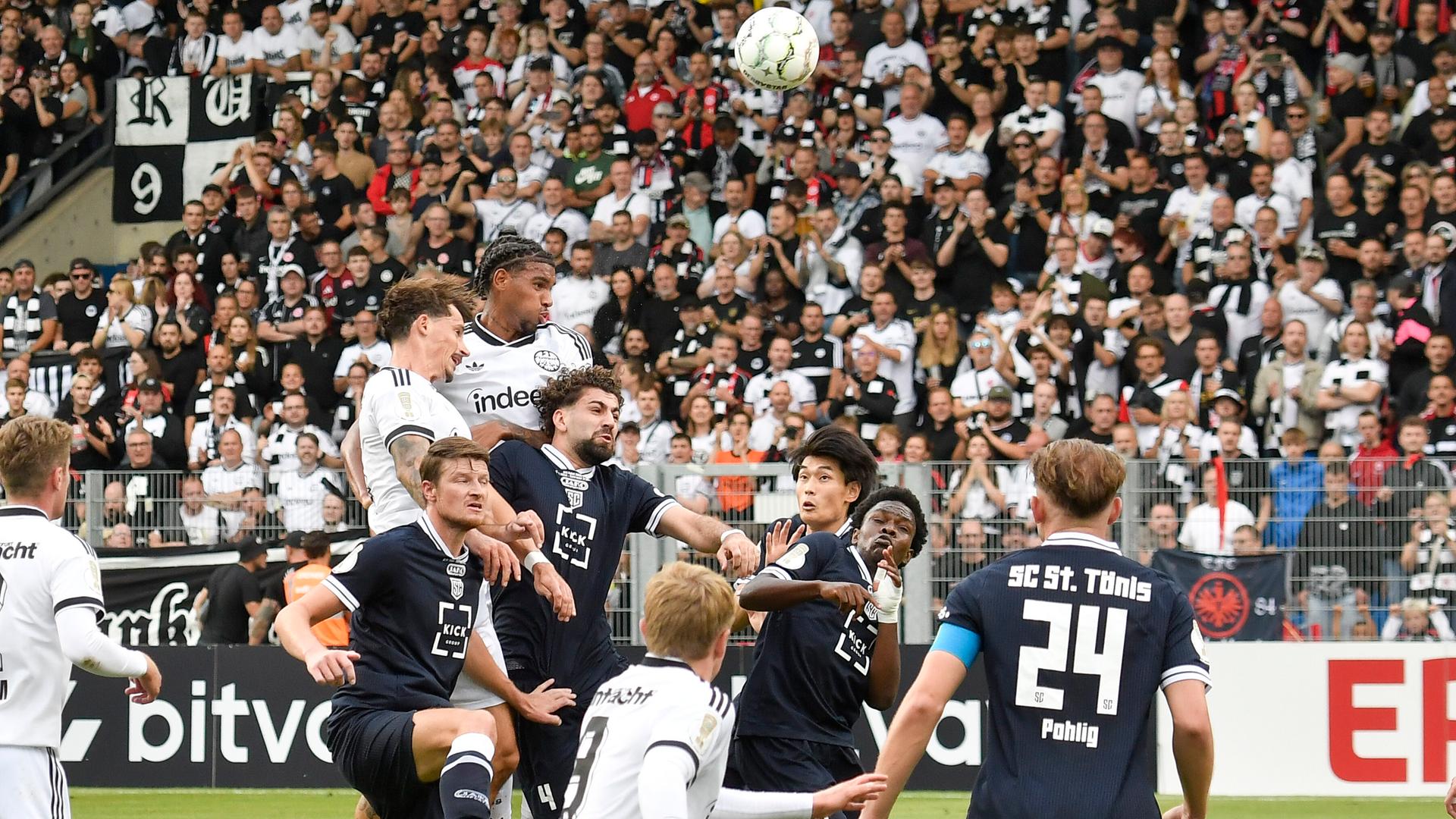 Robin Koch (Eintracht Frankfurt 4) erzielt das Tor zum 0:2 gegen SC St. Tönis
      