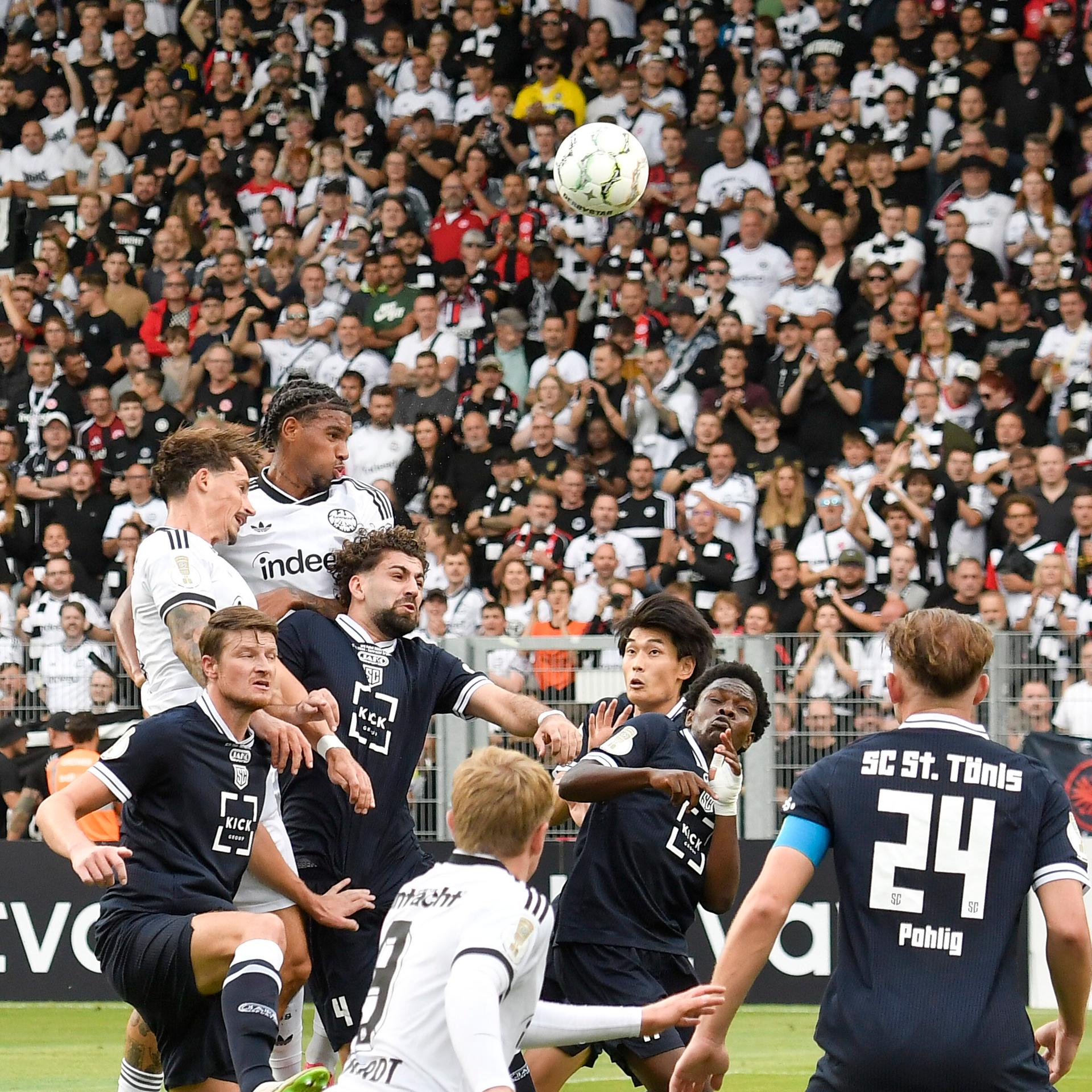 Robin Koch (Eintracht Frankfurt 4) erzielt das Tor zum 0:2 gegen SC St. Tönis
