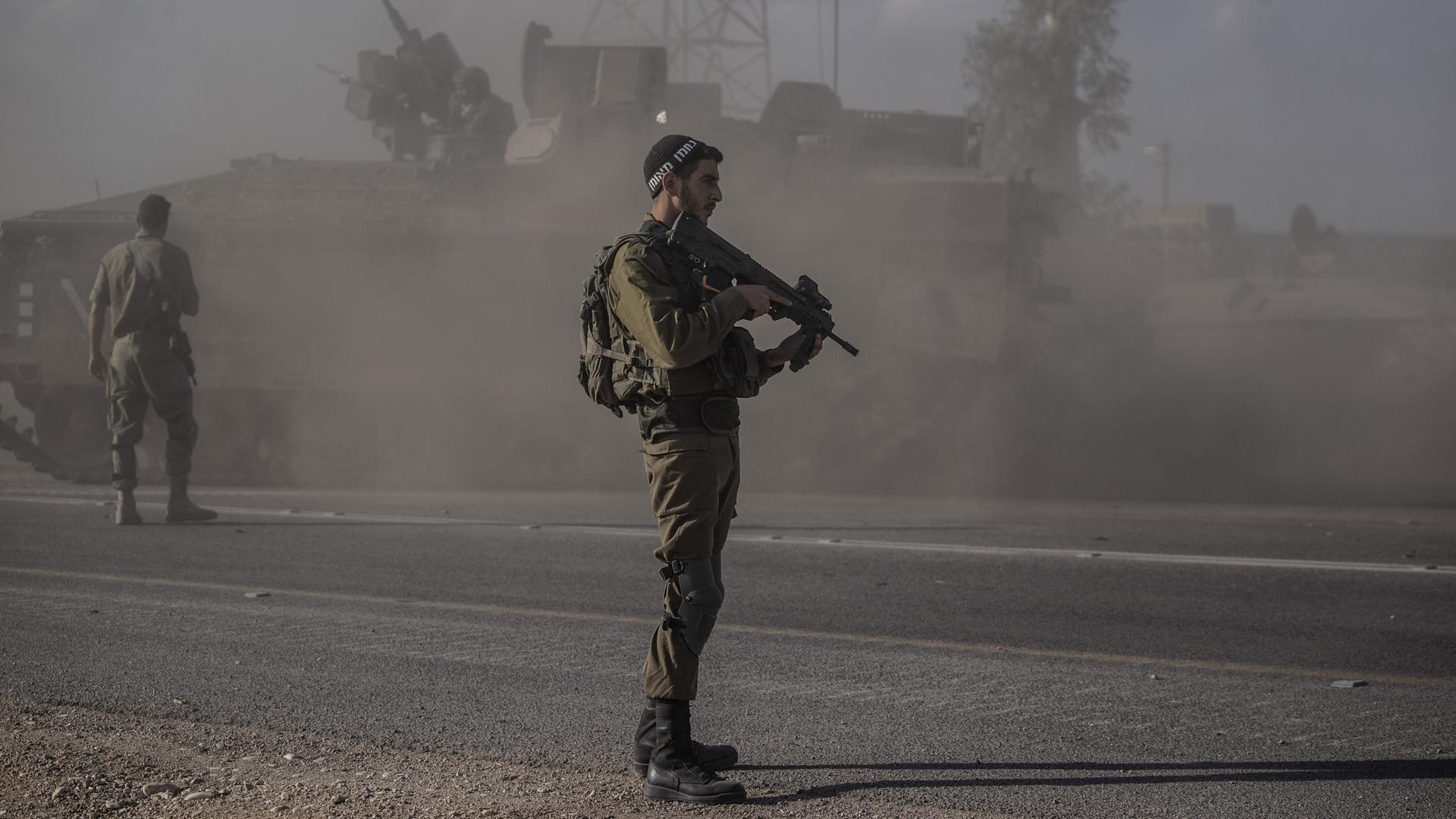 Ein israelischer Soldat patroulliert in Netivot, nahe der Grenze zu Gaza.