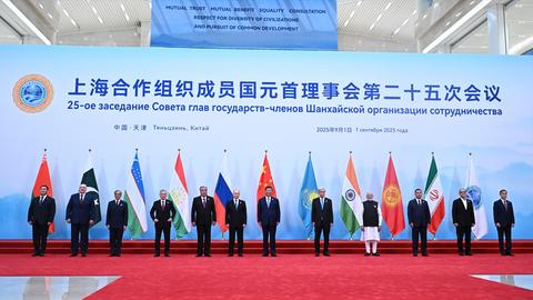 Tianjin: Auf diesem von der staatlichen russischen Nachrichtenagentur Sputnik via AP veröffentlichten Foto stehen die Staats- und Regierungschefs für ein Familienfoto auf dem Gipfel der Shanghaier Organisation für Zusammenarbeit (SOZ).