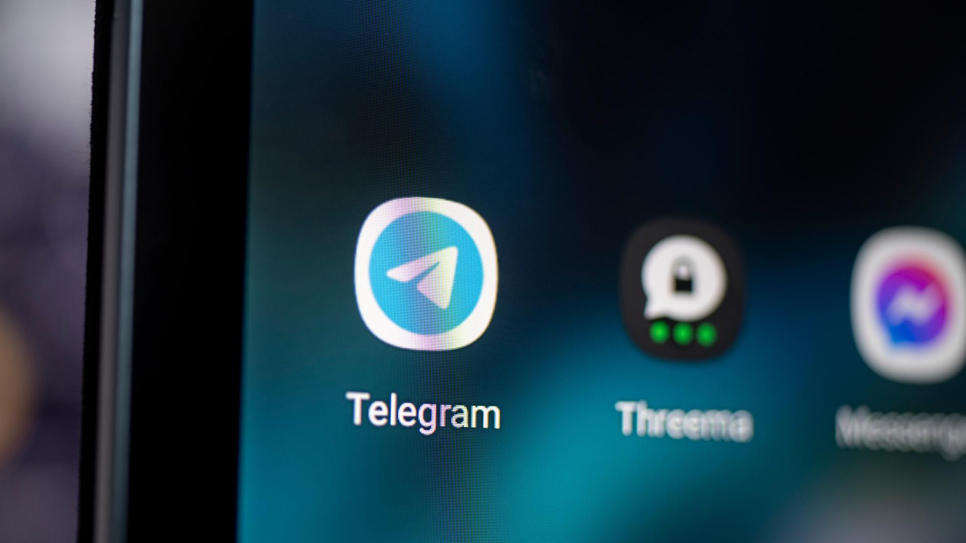 Auf dem Bildschirm eines Smartphones sieht man das Logo der Messenger App Telegram.