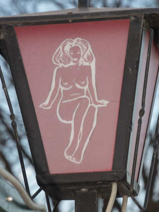 Eingang zum Bordell: Eine Straßenlaterne mit einer nackten Frau