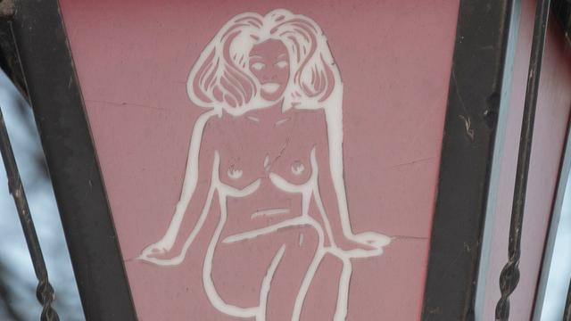 Eingang zum Bordell: Eine Straßenlaterne mit einer nackten Frau Eingang zum Bordell: Eine Straßenlaterne mit einer nackten Frau