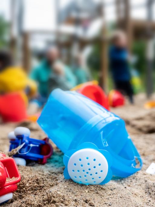 Die Kindertagespflegepersonen und ihre Schützlinge feiern 50 Jahre Kindertagespflege am 13. Juni 2024 in Voerde. Die Kindertagespflegepersonen und ihre Schützlinge feiern 50 Jahre Kindertagespflege am 13. Juni 2024 in Voerde.