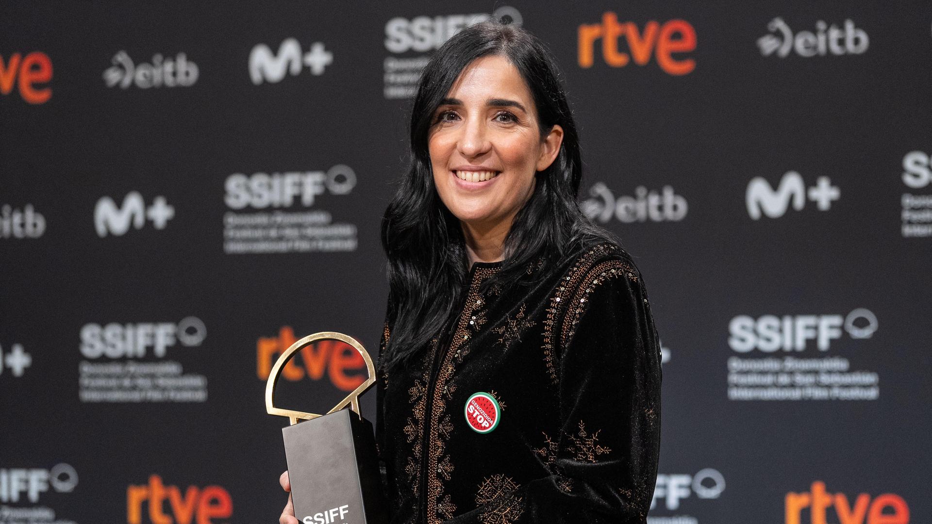 Das Foto zeigt die spanische Regiesseurin Alauda Ruiz de Azúa beim Festival in San Sebastian on September 27, 2025. Sie hält den Hauptpreis, eine Goldene Muschel, in der Hand Javi Julio / Anadolu