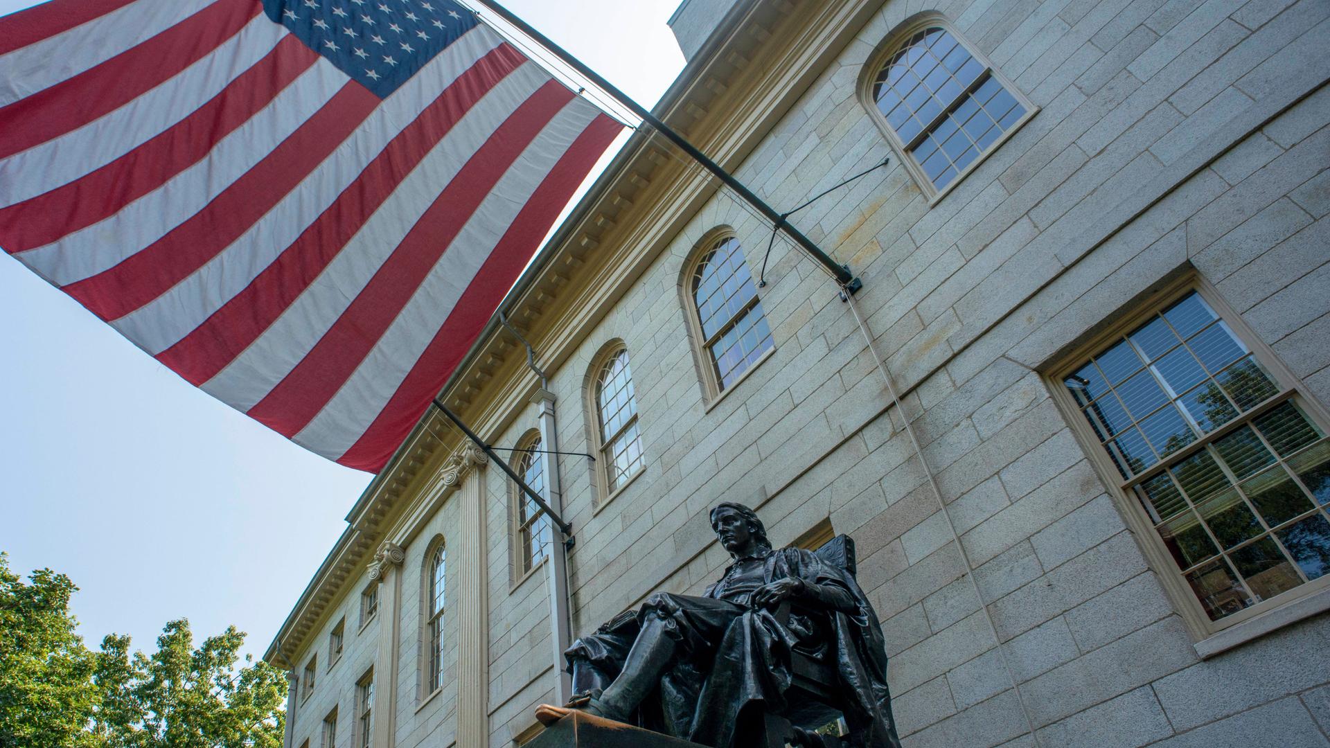 John-Harvard-Statue von Daniel Chester French auf dem Campus der Harvard-Universität, Boston USA John-Harvard-Statue von Daniel Chester French auf dem Campus der Harvard-Universität, Boston USA