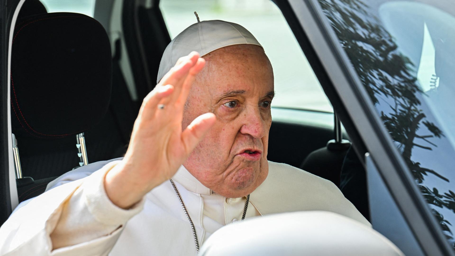 Papst Franziskus verlässt die Gemelli-Klinik, er winkt aus dem Auto-Fenster. (Photo by Filippo MONTEFORTE / AFP)