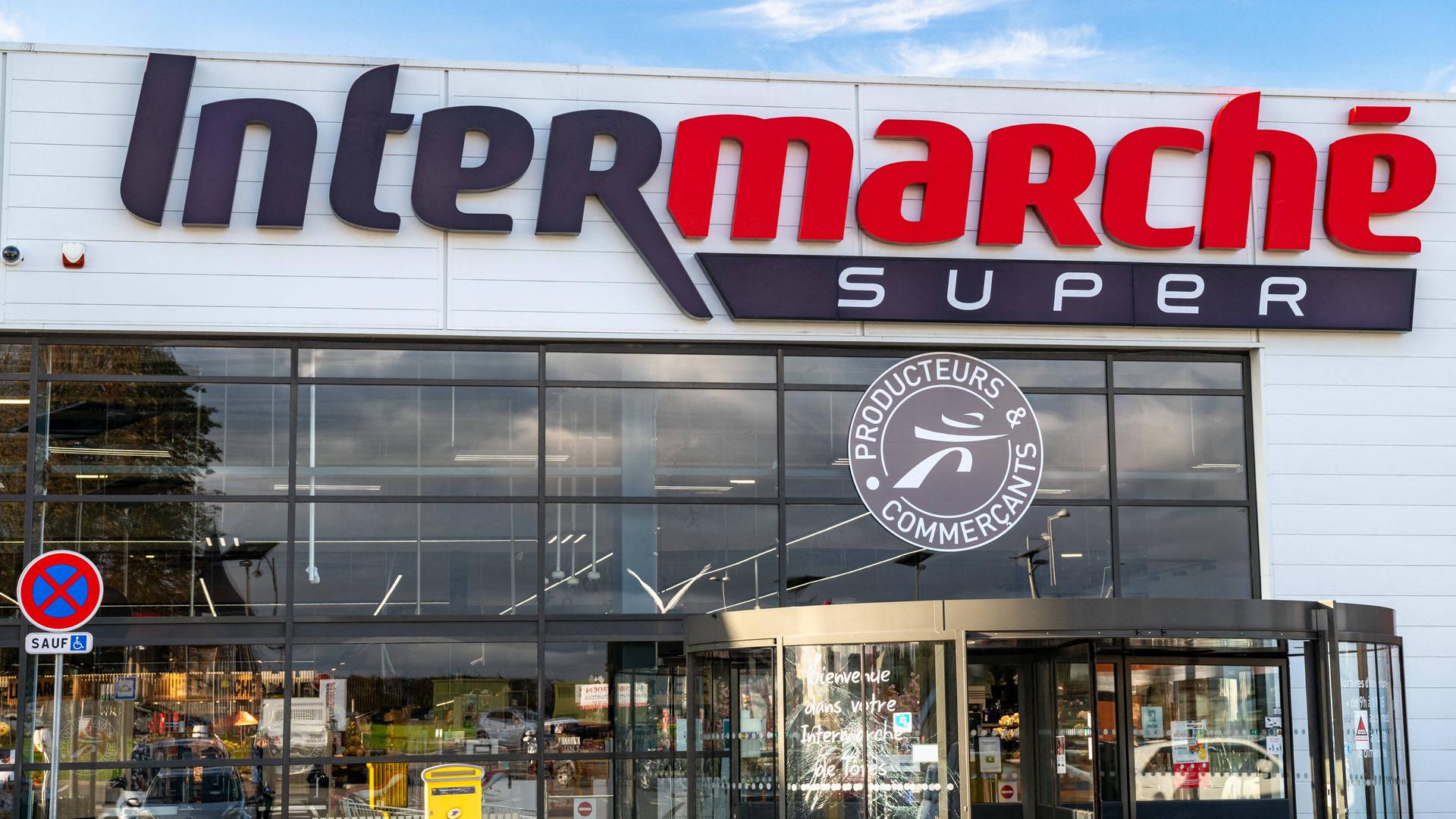 Der Eingangsbereich eines Intermarché-Supermarkts in Frankreich Der Eingangsbereich eines Intermarché-Supermarkts in Frankreich