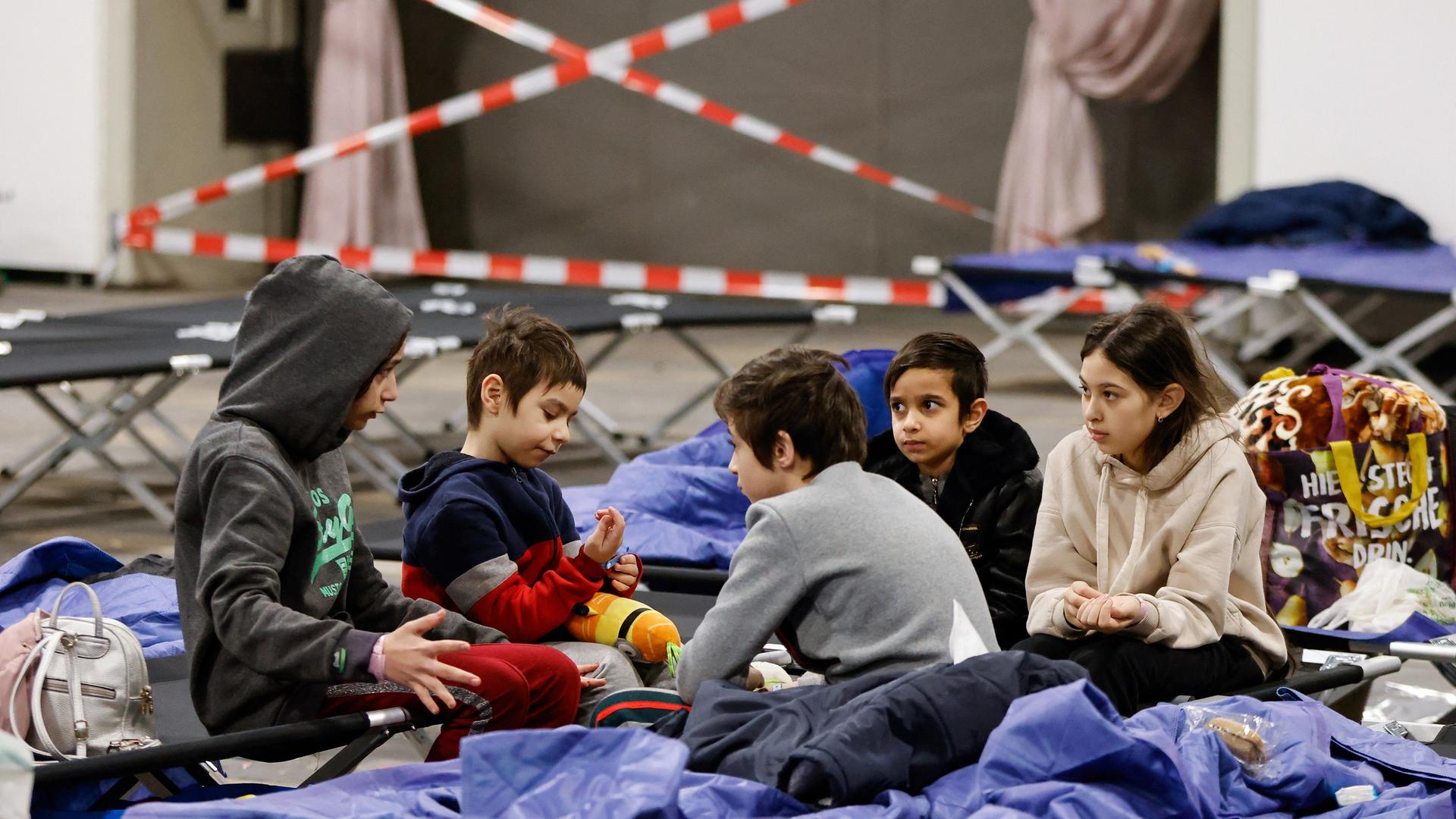 Ukrainische Kinder sitzen in einer provisorischen Unterkunft in Berlin. 