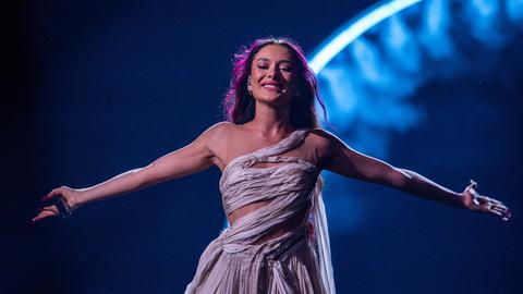 Eden Golan aus Israel tritt mit dem Titel "Hurricane" auf der Bühne des Eurovision Song Contests in der Malmö Arena auf.