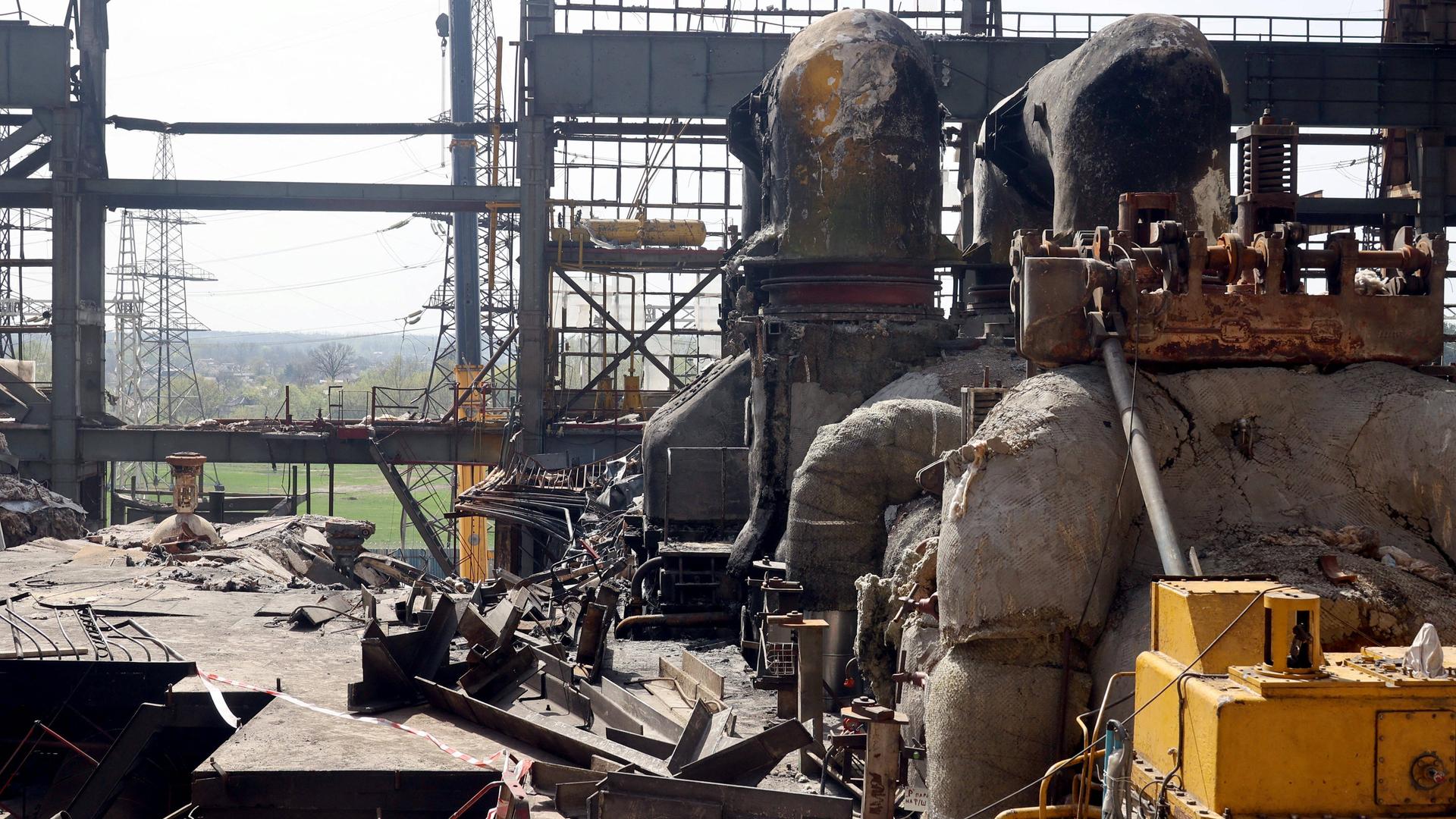 Verkohlte, beschädigte und mit Trümmern übersäte Rohre und Anlagen eines Kraftwerks in der Ukraine.