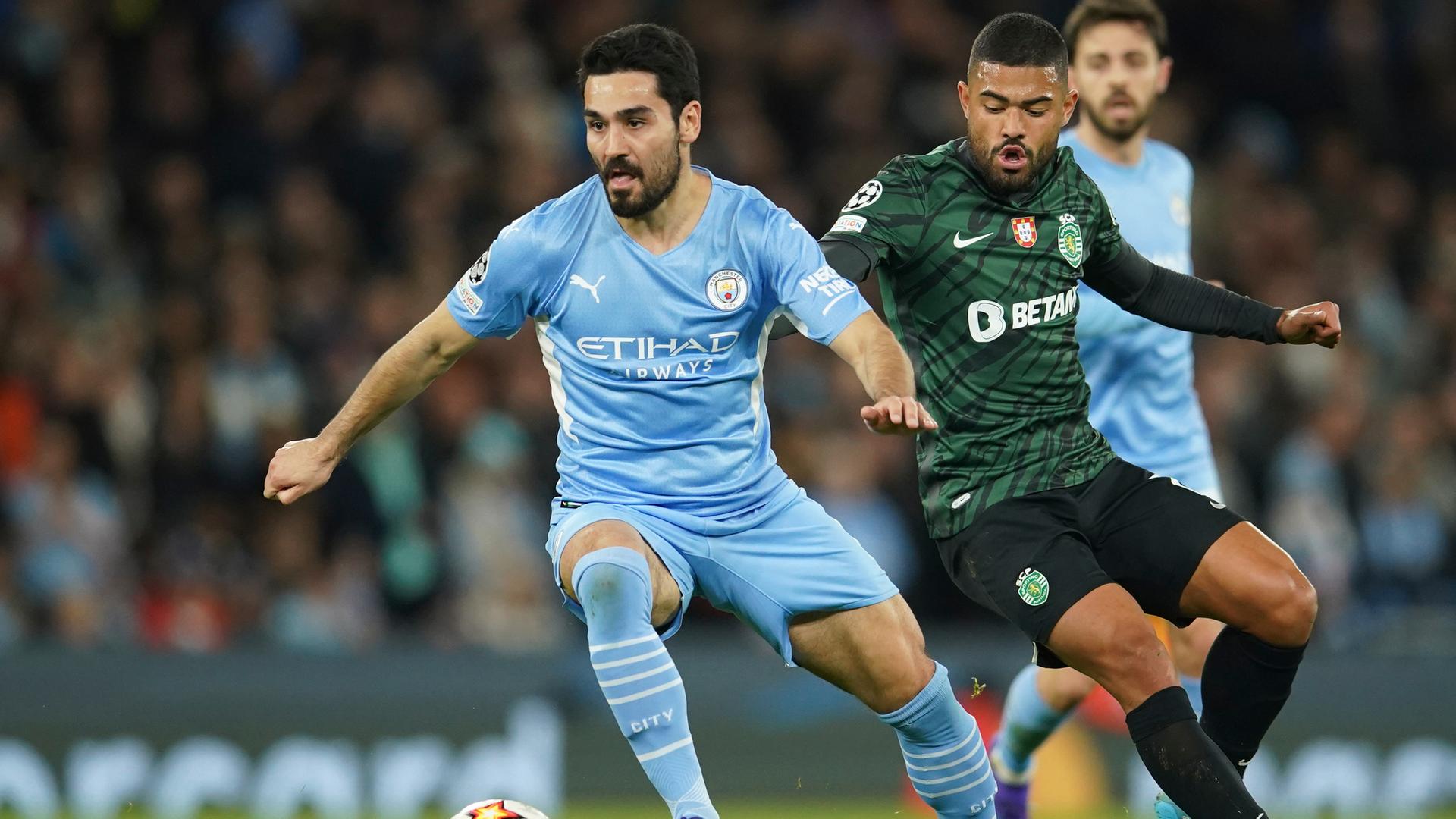 Manchester City - Sporting Lissabon, Gündogan setzt sich gegen einen Spieler von Lissabon durch. Manchester City - Sporting Lissabon, Gündogan setzt sich gegen einen Spieler von Lissabon durch.