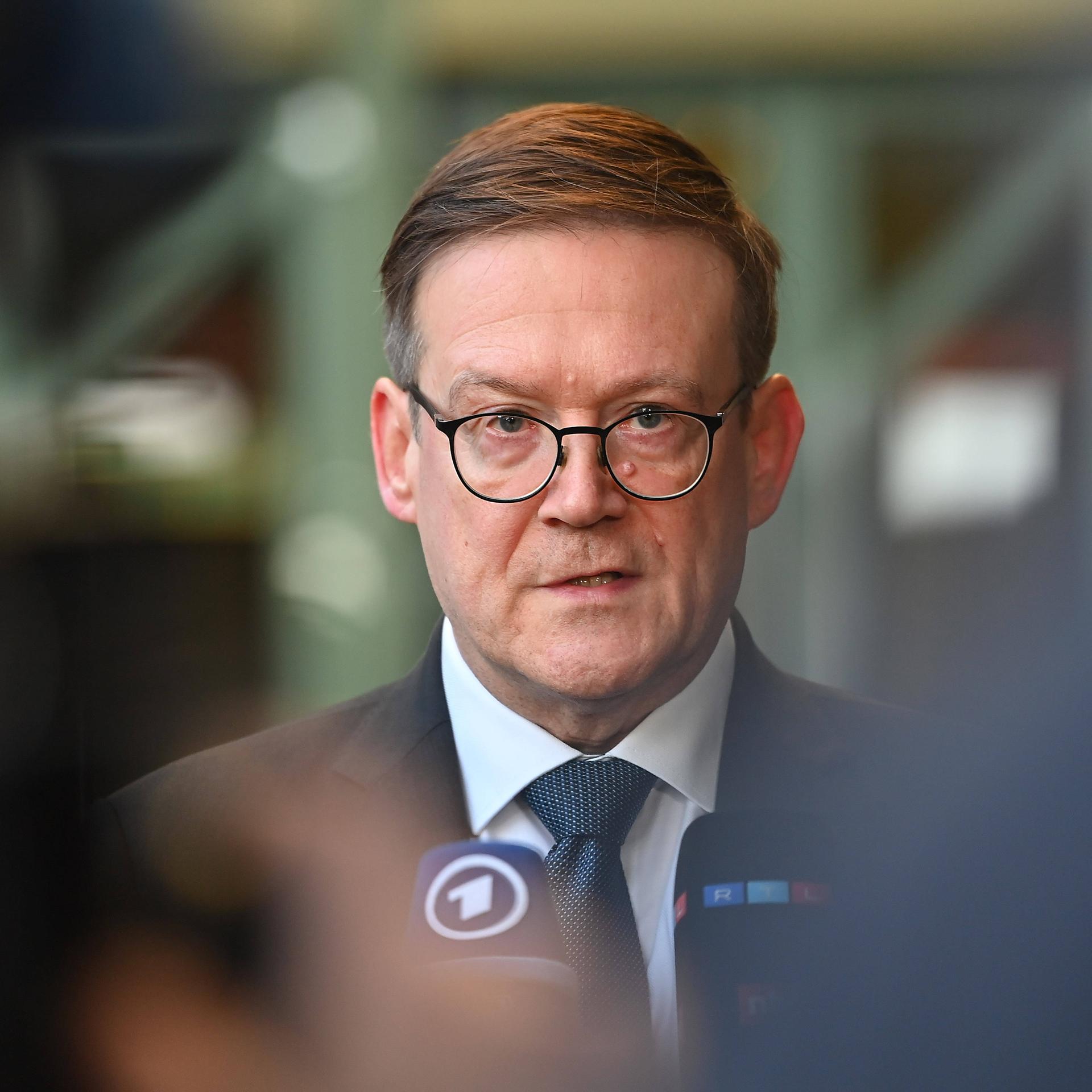 Der Bundesopferbeauftragte Roland Weber spricht in ein Mikrofon.