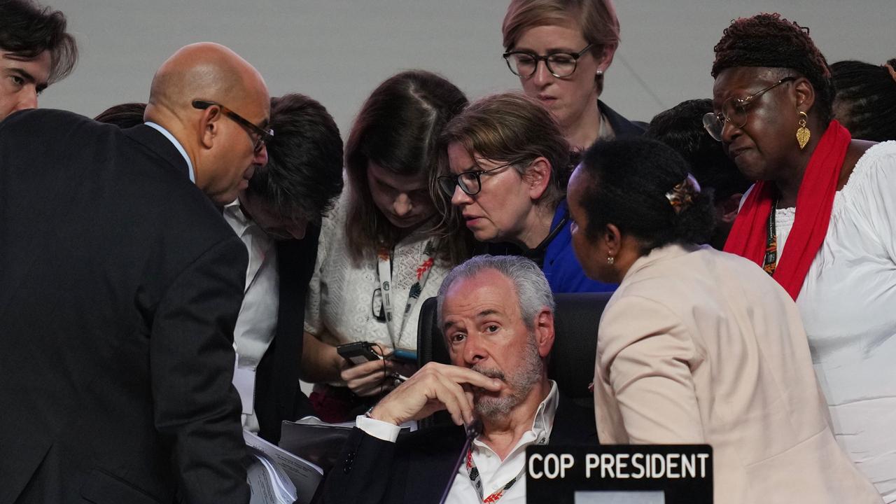 COP30-Präsident André Corrêa do Lago (Mitte) umringt von diskutierenden Menschen am Schlusstag der Klimakonferenz in Belém