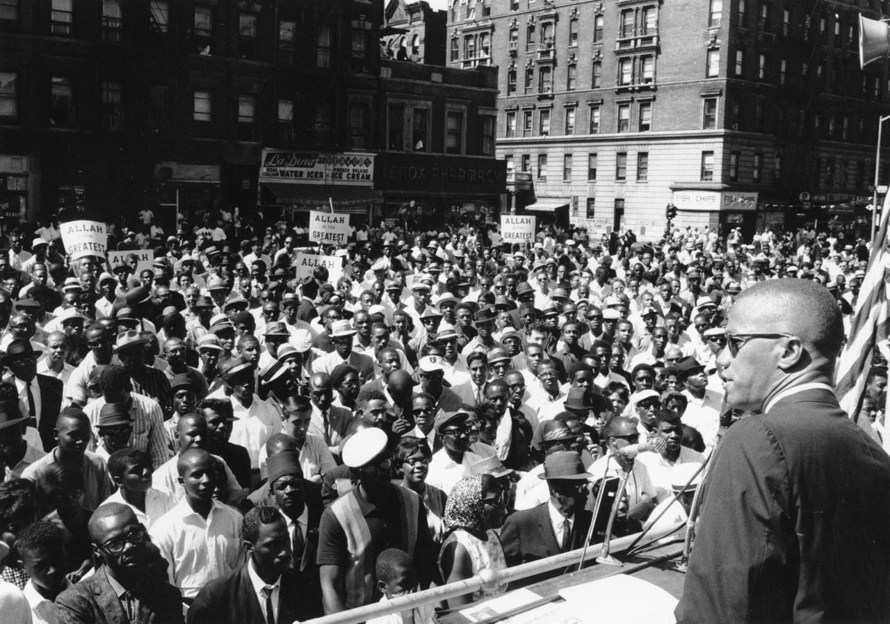 Auf diesem Dateifoto vom 29. Juni 1963 spricht Malcolm X bei einer Kundgebung in Harlem in New York.