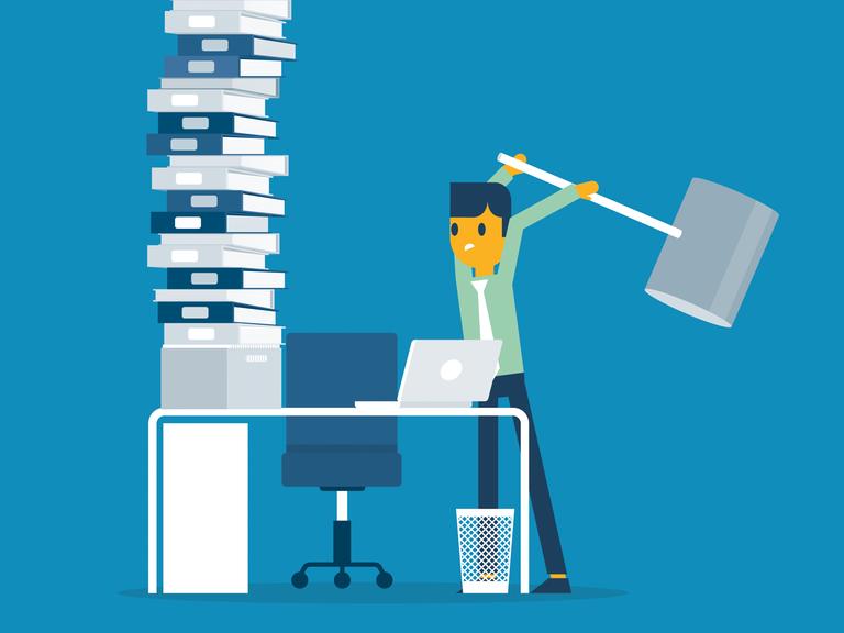 Illustration einer Person, die einen überdimensional großen Hammer in der Luft hält und ihn auf einen Schreibtisch überfüllt mit Akten schlagen will.