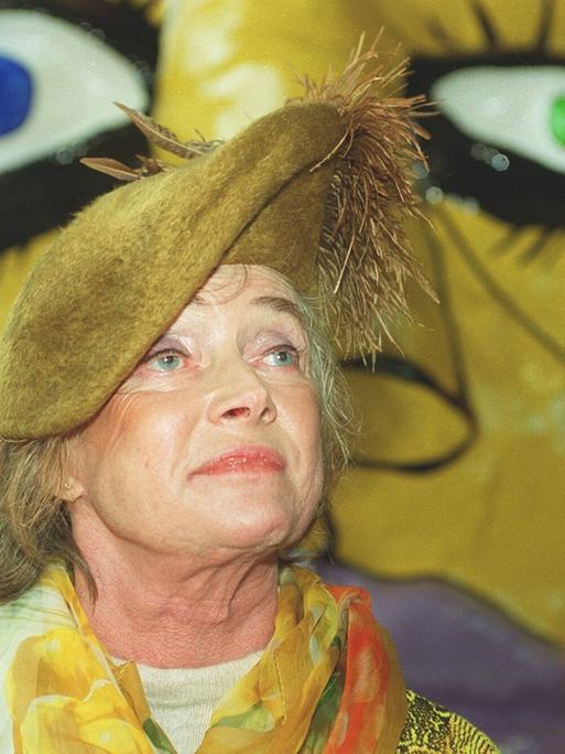 Die französische Künstlerin Niki de Saint Phalle im Jahr 2000  vor einem ihrer Werke bei einer Ausstellung im Sprengel Museum in Hannover 