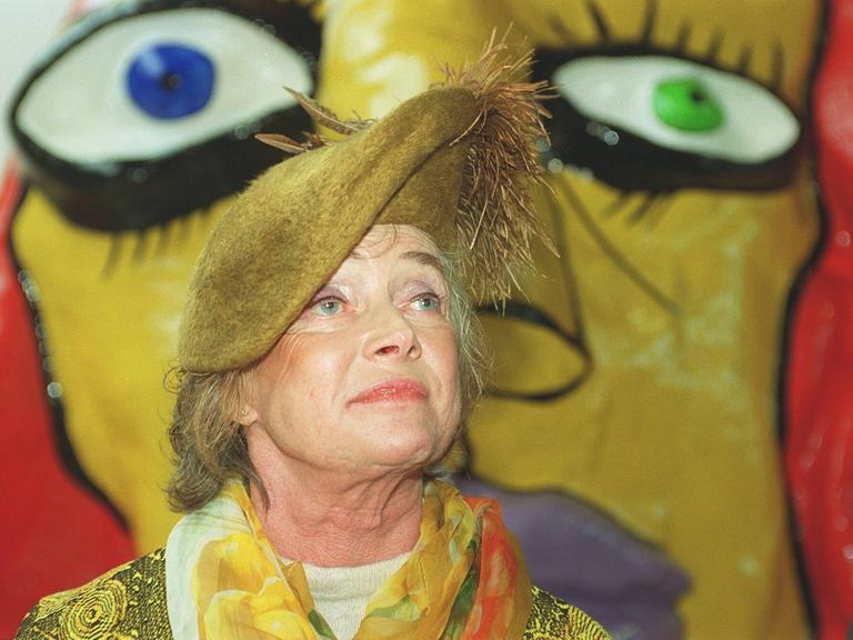 Die französische Künstlerin Niki de Saint Phalle im Jahr 2000  vor einem ihrer Werke bei einer Ausstellung im Sprengel Museum in Hannover 