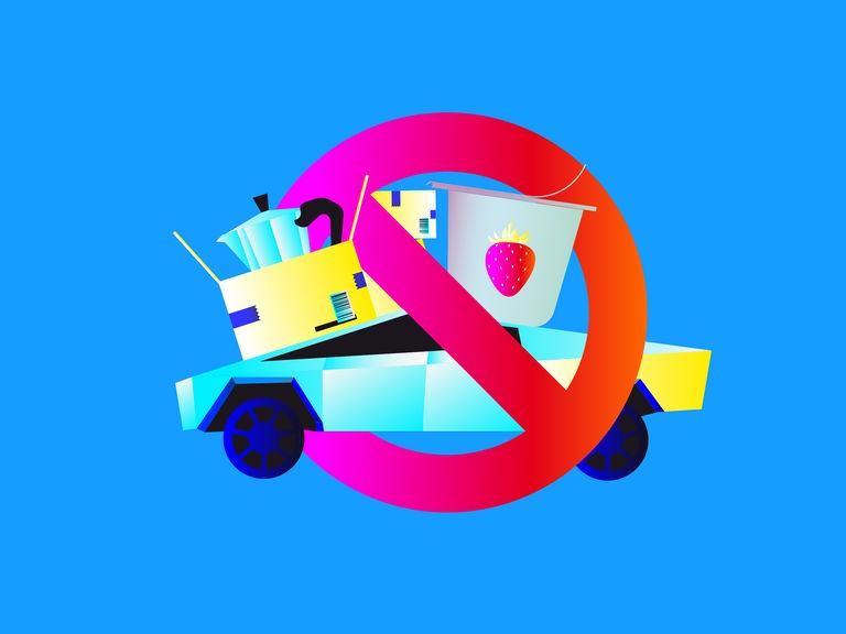 Illustration eines Verbotszeichens, aus dem teilweise ein Tesla, ein Joghurtbecher, ein Paket und eine Espressokanne hervorschauen. Illustration eines Verbotszeichens, aus dem teilweise ein Tesla, ein Joghurtbecher, ein Paket und eine Espressokanne hervorschauen.