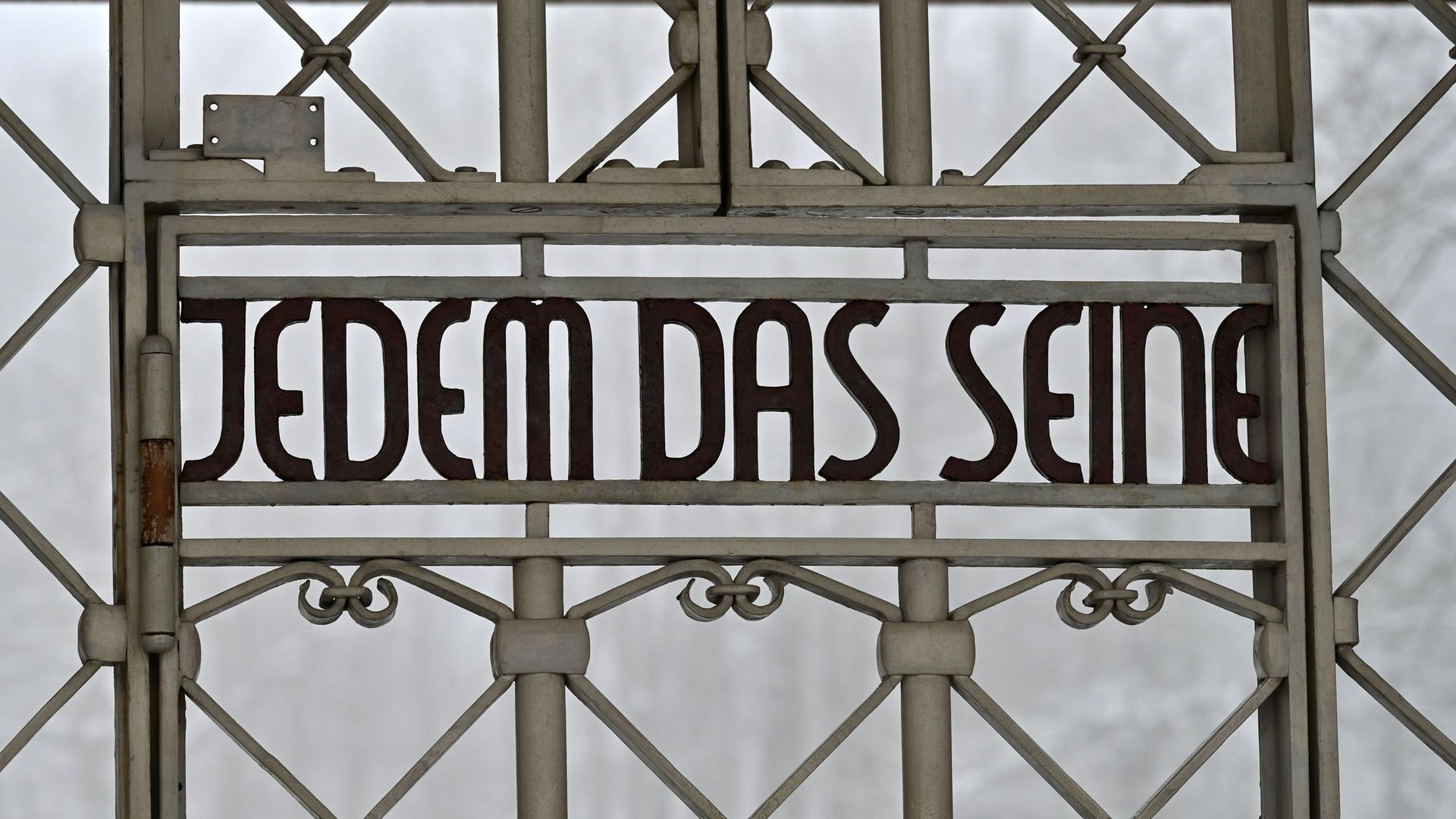 Die Inschrift "Jedem das Seine" im Lagertor in der Gedenkstätte Buchenwald.