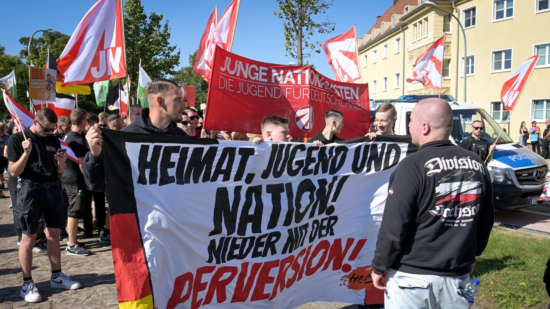 Rechte Jugendliche demonstrieren mit Transparenten gegen den Christopher Street Day in Döbeln. 
