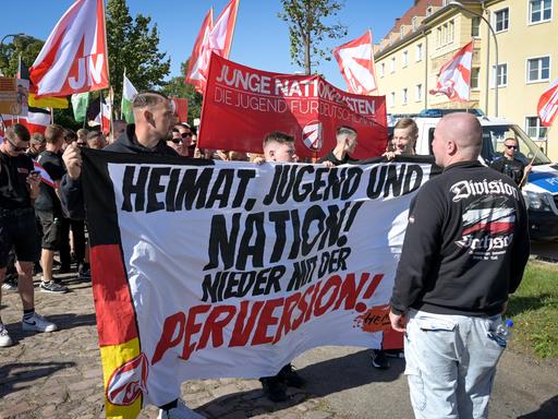 Rechte Jugendliche demonstrieren mit Transparenten gegen den Christopher Street Day in Döbeln. 
