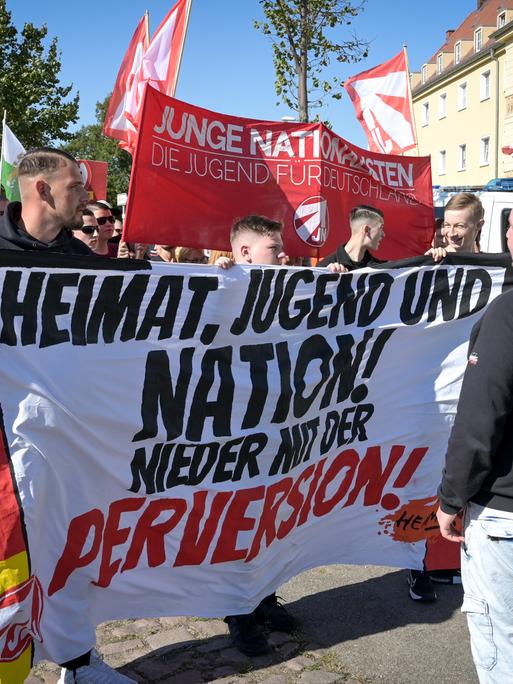 Rechte Jugendliche demonstrieren mit Transparenten gegen den Christopher Street Day in Döbeln. 
