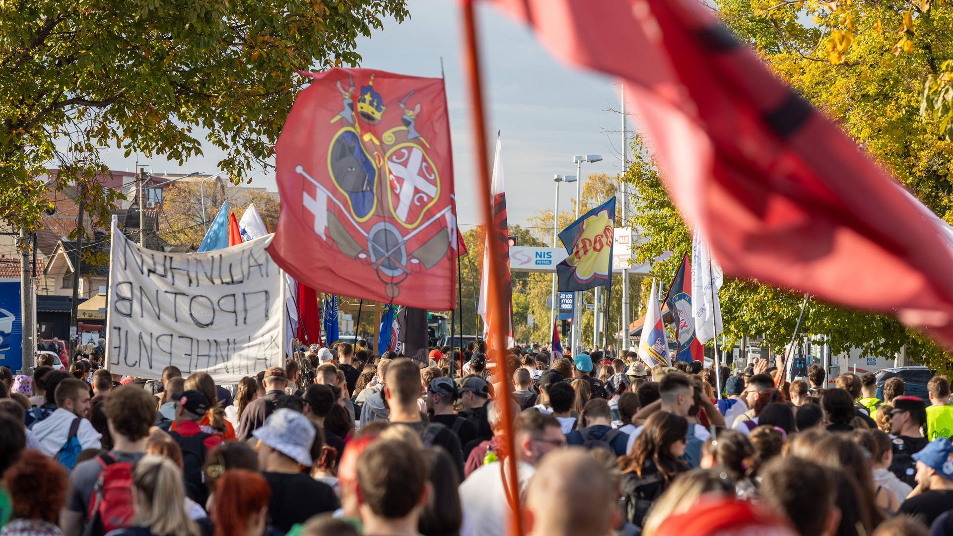 Studierende und regierungskritische Protestler marschieren mit Fahnen und Bannern am 30.10.2025 in Richtung Novi Sad, wo vor einem Jahr das Vordach des Bahnhofes eintsürzte Studierende und regierungskritische Protestler marschieren mit Fahnen und Bannern am 30.10.2025 in Richtung Novi Sad, wo vor einem Jahr das Vordach des Bahnhofes eintsürzte