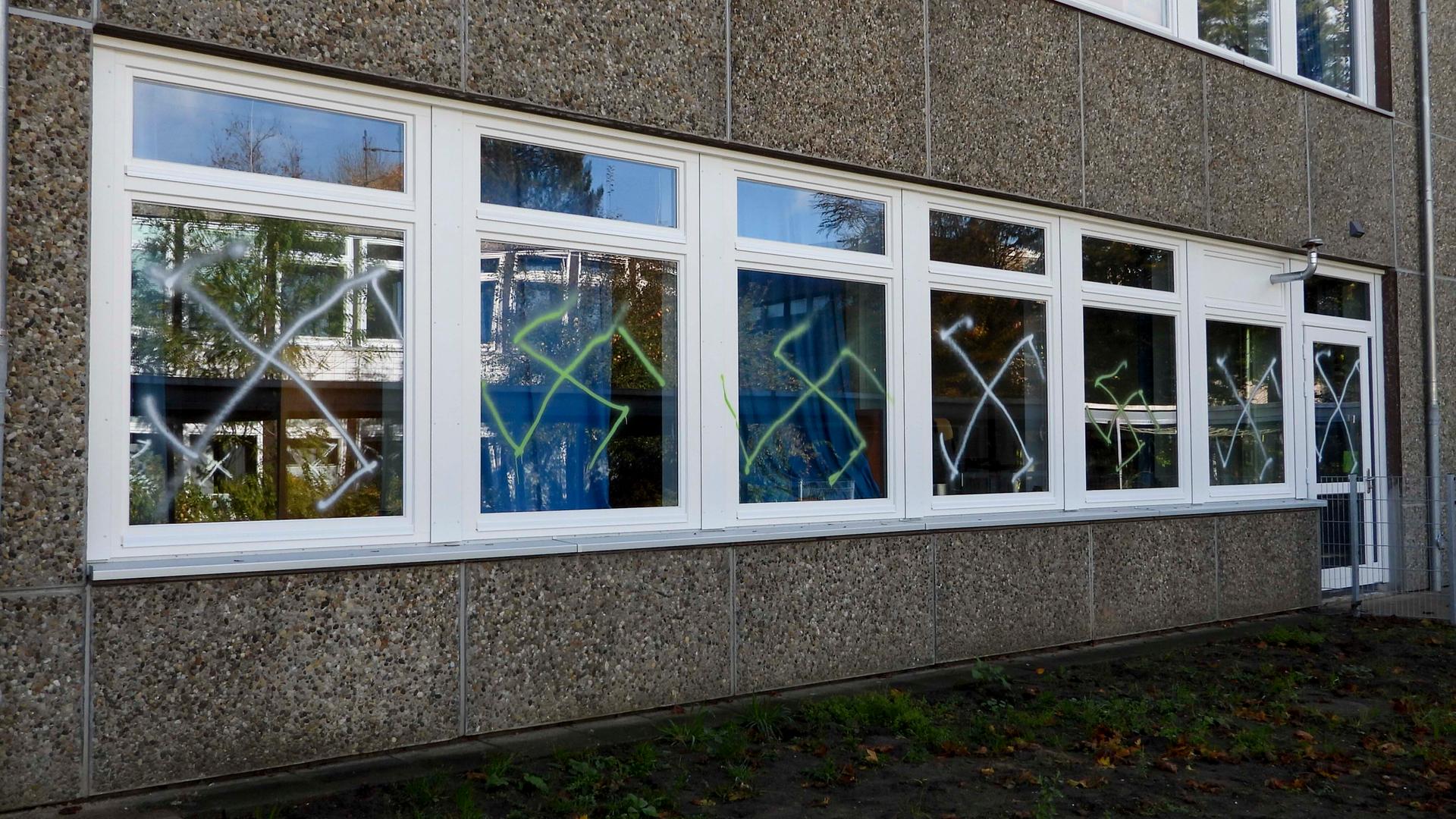 An die Fenster einer Schule wurden Hakenkreuze gesprüht.