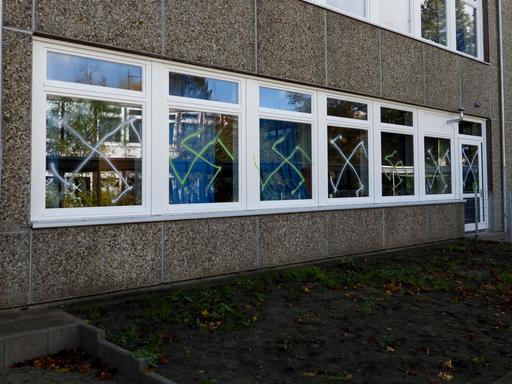 An die Fenster einer Schule wurden Hakenkreuze gesprüht.