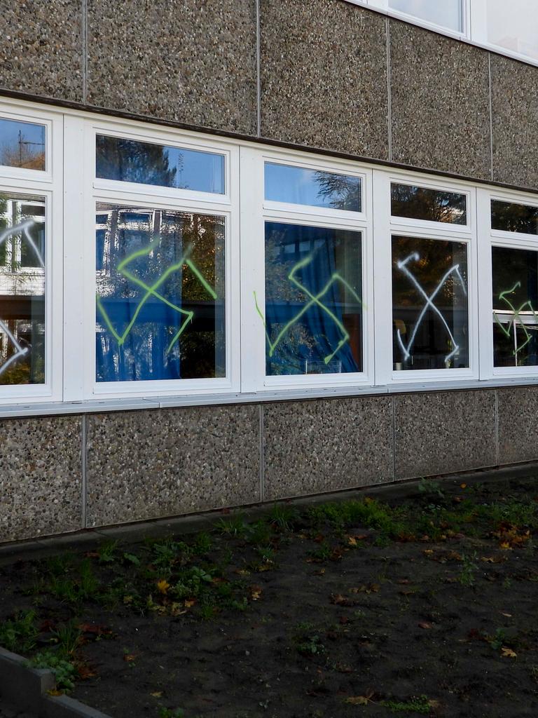 An die Fenster einer Schule wurden Hakenkreuze gesprüht.