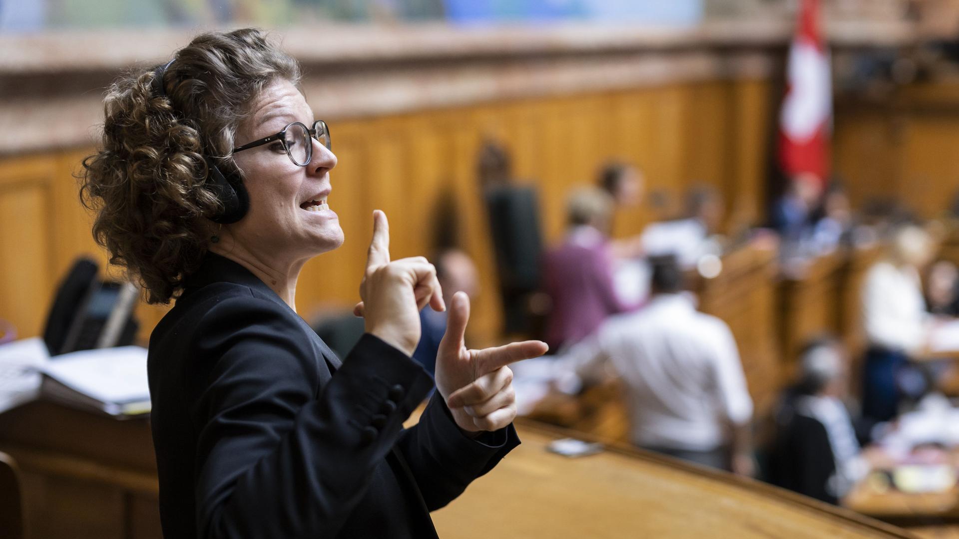 Eine Gebaerdensprachdolmetscherin übersetzt die Debatten im Nationalrat in Bern. Eine Gebaerdensprachdolmetscherin übersetzt die Debatten im Nationalrat in Bern.