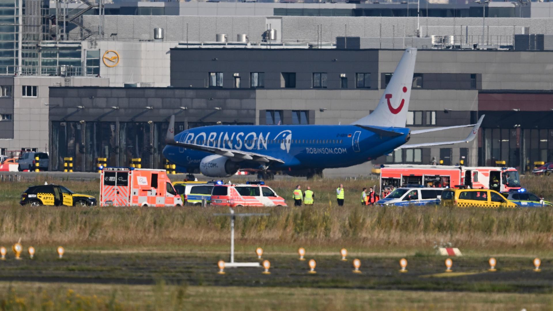 Frankfurt/Main: Einsatzfahrzeuge von Polizei, Feuerwehr und Flughafen-Sicherheit stehen auf dem Rollfeld des Frankfurter Flughafens, wo sich Aktivisten festgeklebt haben.