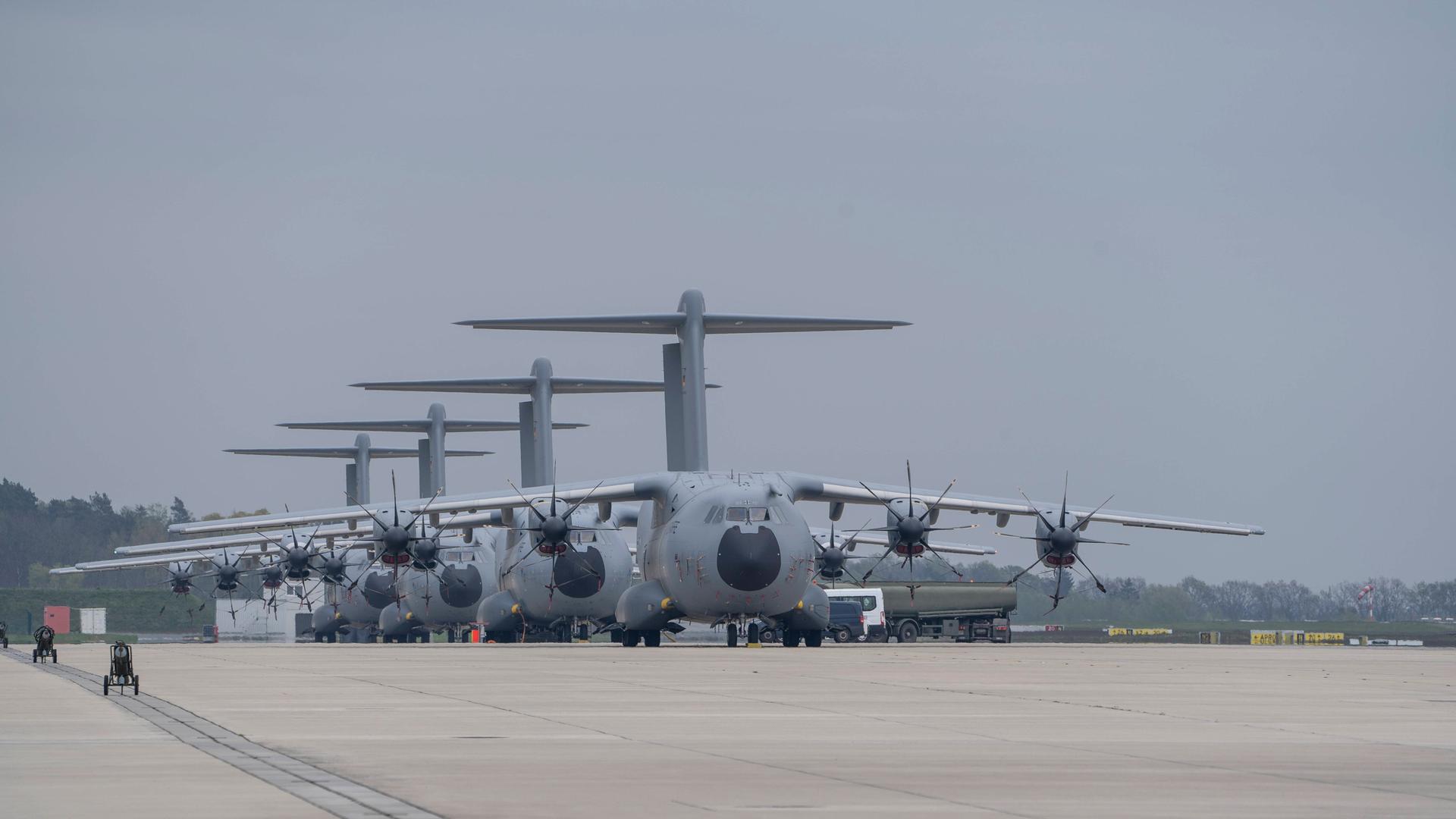 Mehrere Militärtransporter Airbus A400M stehen auf dem Flugfeld.