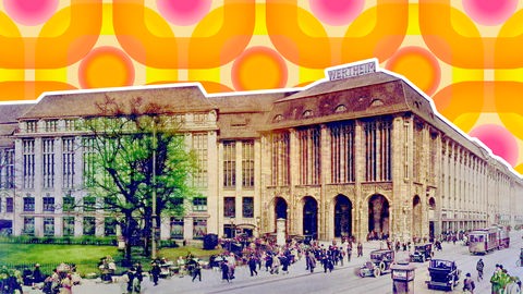 Das ehemalige Kaufhaus Wertheim in Berlin ist zu sehen. Die Fassade erinnert an eine Kathedrale: Hohe Rundbögen und gotische Säulen. Die Filiale ist ausgeschnitten und vor einen Hintergrund gelegt, der an eine Retro-Tapete aus den 70ern erinnert.