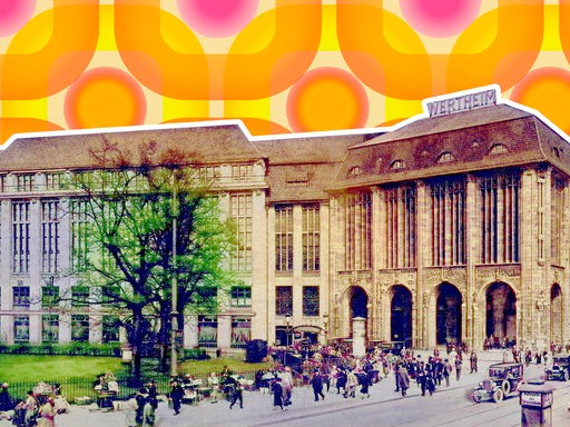 Das ehemalige Kaufhaus Wertheim in Berlin ist zu sehen. Die Fassade erinnert an eine Kathedrale: Hohe Rundbögen und gotische Säulen. Die Filiale ist ausgeschnitten und vor einen Hintergrund gelegt, der an eine Retro-Tapete aus den 70ern erinnert.