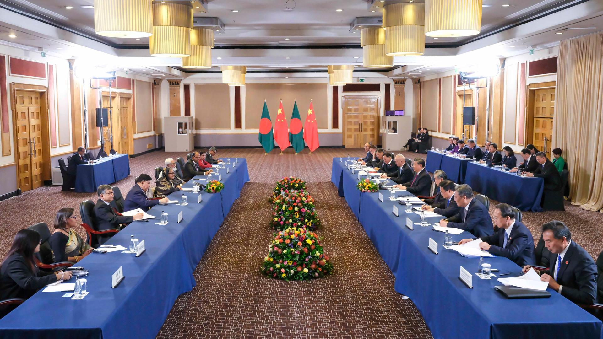 Die führenden Mitglieder der Brics-Gruppe sitzen sich an zwei langen Tischen in einem großen Saal gegenüber. Hinter jeder Reihe sitzen noch Begleiter oder Protokollanten. Die führenden Mitglieder der Brics-Gruppe sitzen sich an zwei langen Tischen in einem großen Saal gegenüber. Hinter jeder Reihe sitzen noch Begleiter oder Protokollanten.