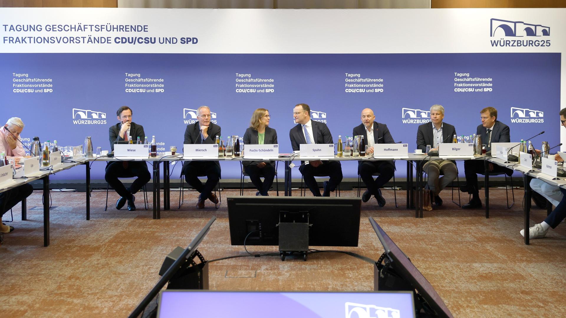 Würzburg: Beim Abschluss der Klausurtagung der geschäftsführenden Fraktionsvorstände von CDU/CSU und SPD sitzen die Politiker an einem U-förmigen Tisch. Würzburg: Beim Abschluss der Klausurtagung der geschäftsführenden Fraktionsvorstände von CDU/CSU und SPD sitzen die Politiker an einem U-förmigen Tisch.