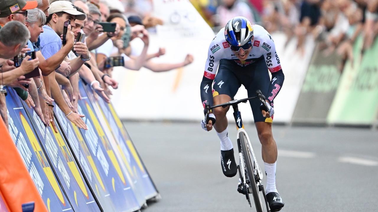 Florian Lipowitz vom Team Red Bull - Bora Hansgrohe aus Deutschland fährt ins Ziel ein.