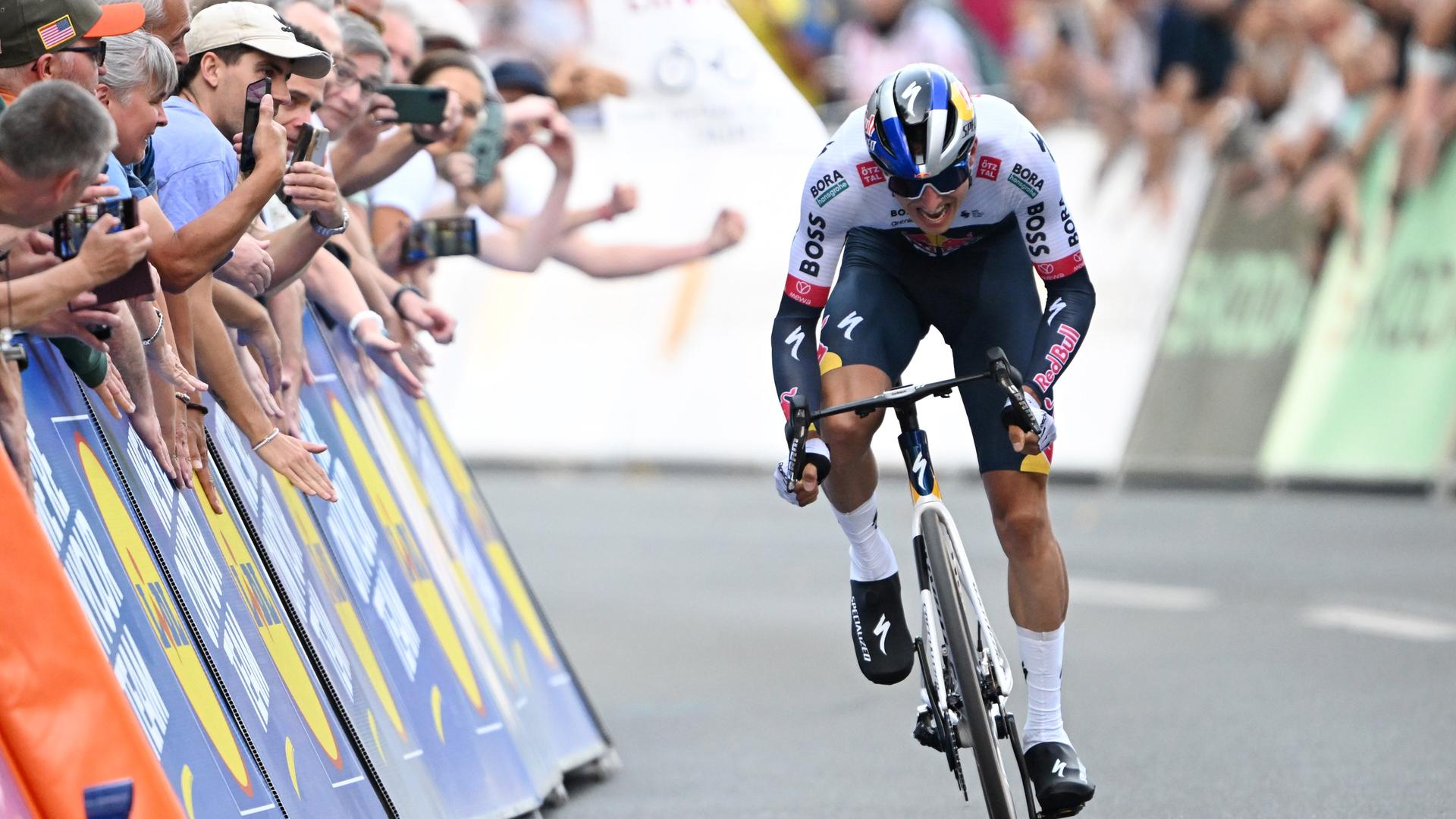 Florian Lipowitz vom Team Red Bull - Bora Hansgrohe aus Deutschland fährt ins Ziel ein. Florian Lipowitz vom Team Red Bull - Bora Hansgrohe aus Deutschland fährt ins Ziel ein.