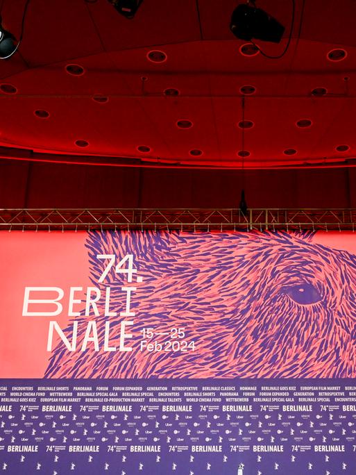 Zu sehen ist das Logo der 74. Internationalen Filmfestspiele auf der Pressekonferenz zur Vorstellung Bekanntgabe des Berlinale-Programms 2024.
