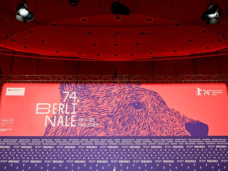 Zu sehen ist das Logo der 74. Internationalen Filmfestspiele auf der Pressekonferenz zur Vorstellung Bekanntgabe des Berlinale-Programms 2024.